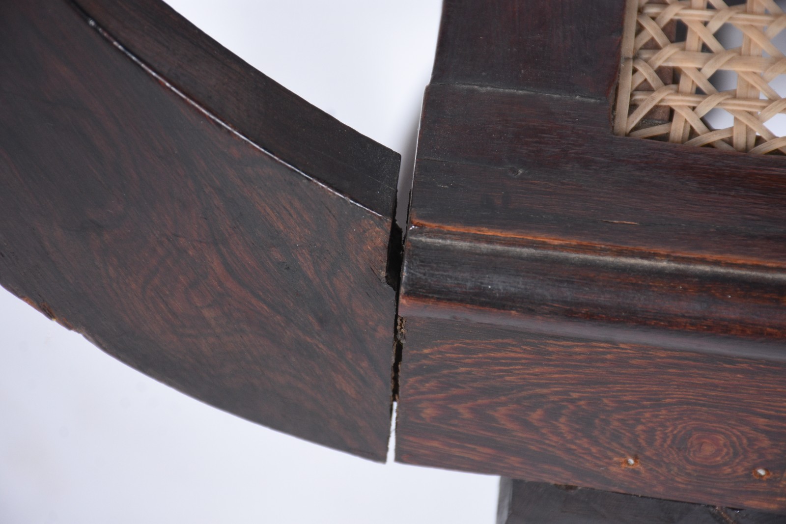 Conjunto de sofá e par de poltronas de madeira nobre, encosto com... - foto 8 de 10