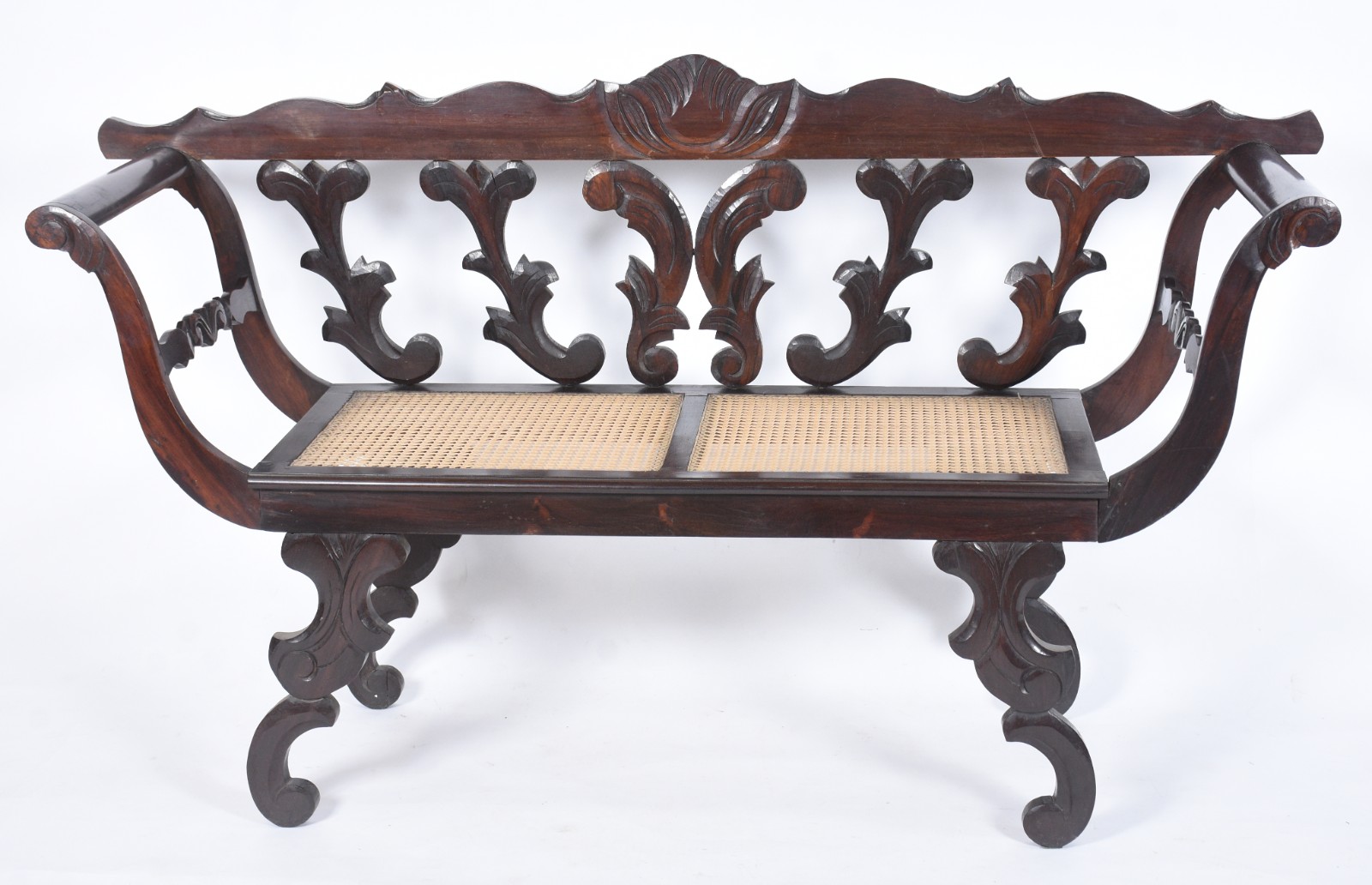 Conjunto de sofá e par de poltronas de madeira nobre, encosto com... - foto 9 de 10