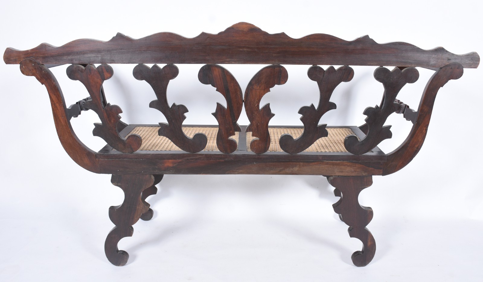 Conjunto de sofá e par de poltronas de madeira nobre, encosto com... - foto 10 de 10