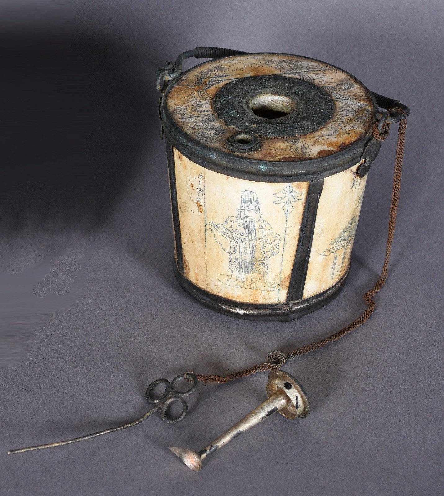 Antigo cachimbo de ópium chinês de osso e metal, assinado na base. - foto 4 de 6