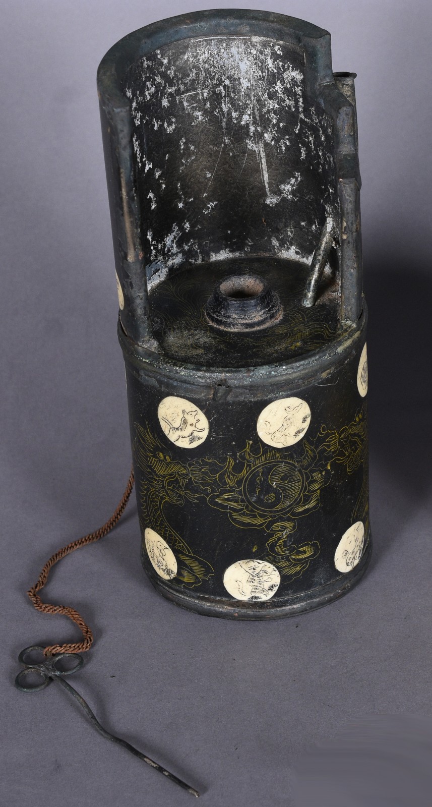 Antigo cachimbo de ópium chinês, de metal e lacca. Assinado na base. - foto 4 de 6