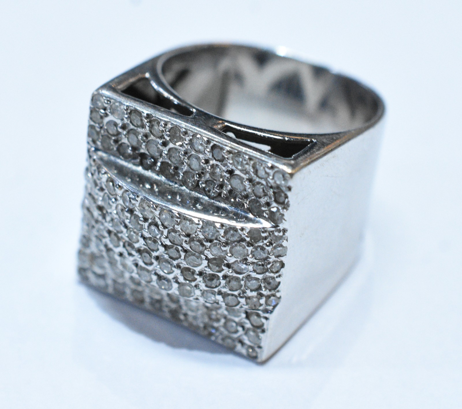Anel de ouro branco, 18 k, rico e imponente trabalho estilo Art Deco... - foto 1 de 6