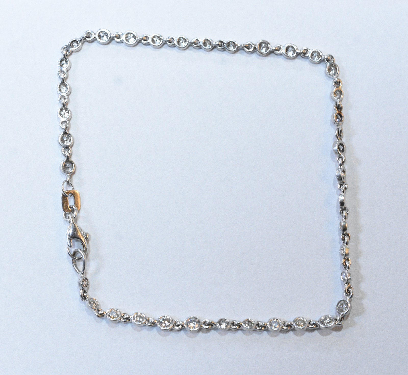Pulseira de ouro branco com 36 brilhantes (Por motivos de segurança a... - foto 1 de 5