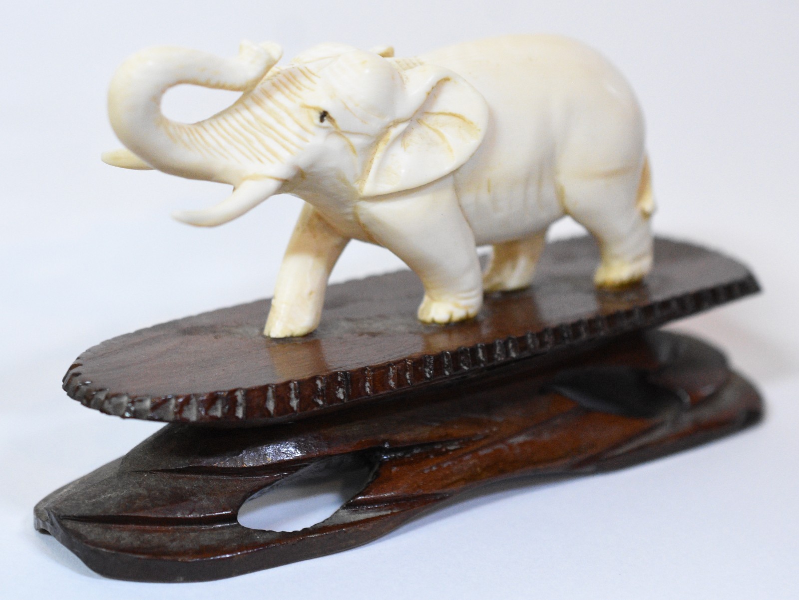 Estatueta de marfim representando elefante, base de madeira. - foto 1 de 6