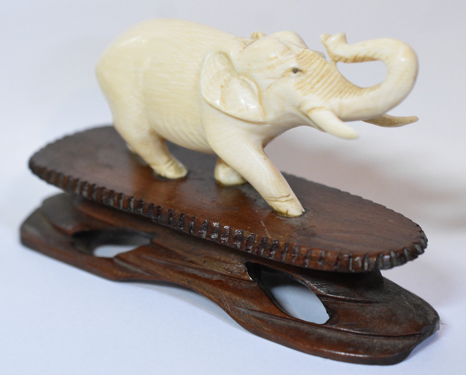Estatueta de marfim representando elefante, base de madeira. - foto 2 de 6