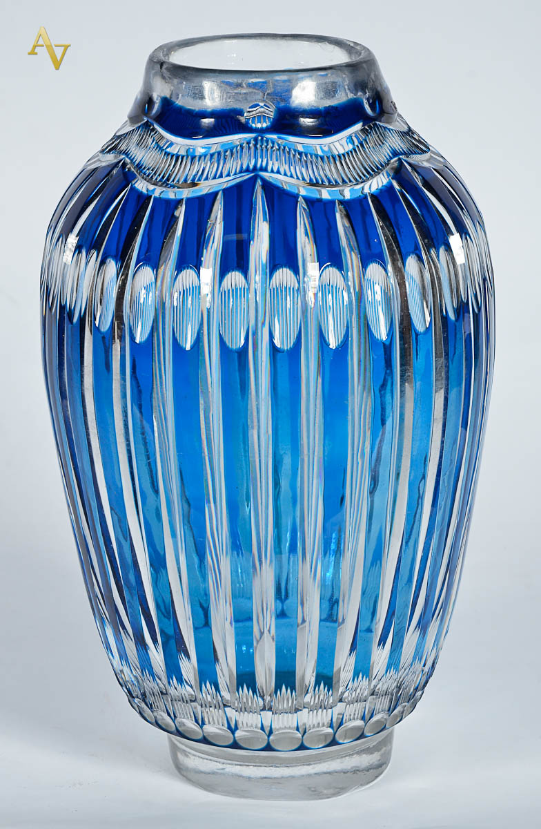 Vaso de cristal lapidado francês ( com peq. lasca). Alt. 35 cm.