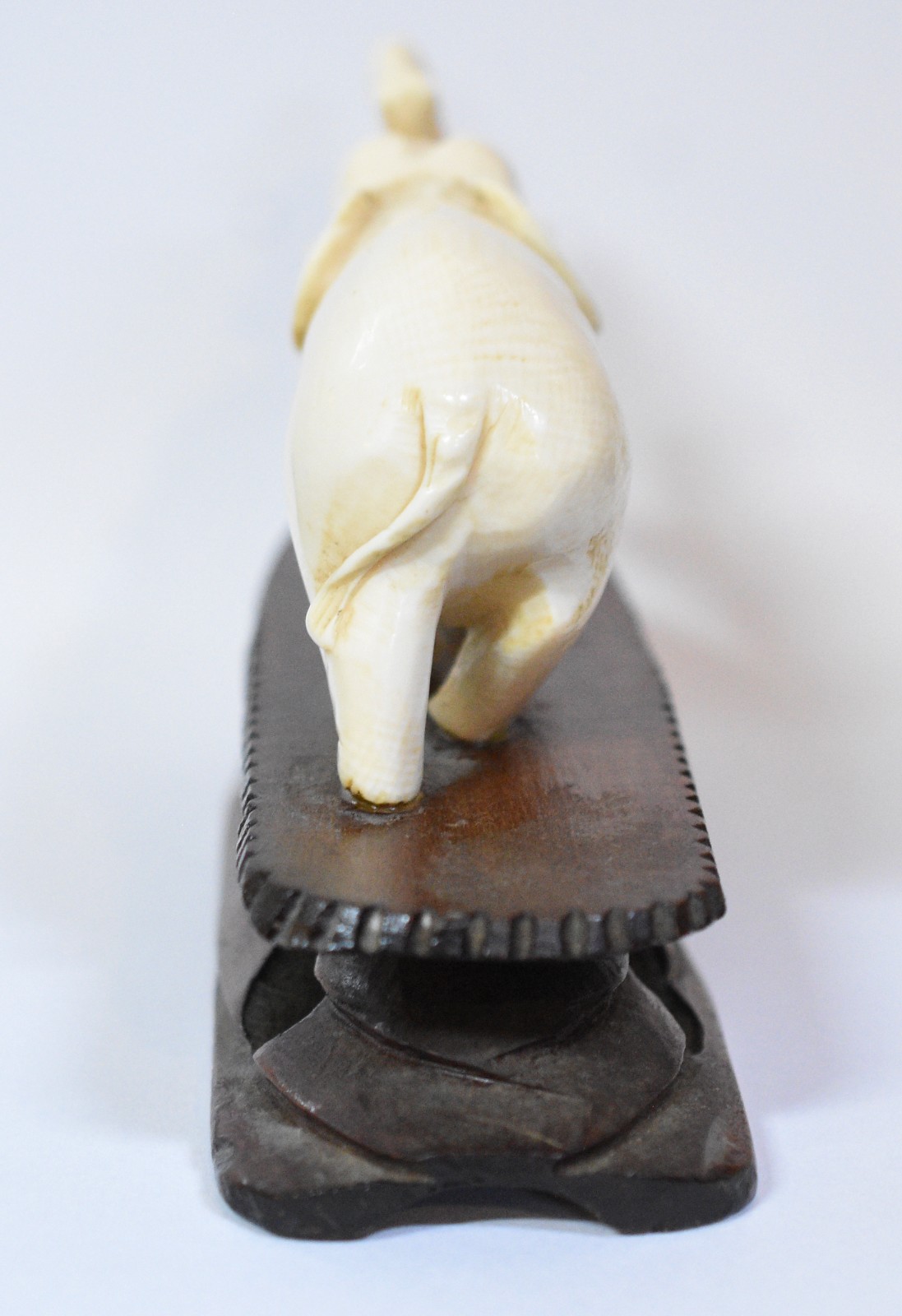 Estatueta de marfim representando elefante, base de madeira. - foto 4 de 6