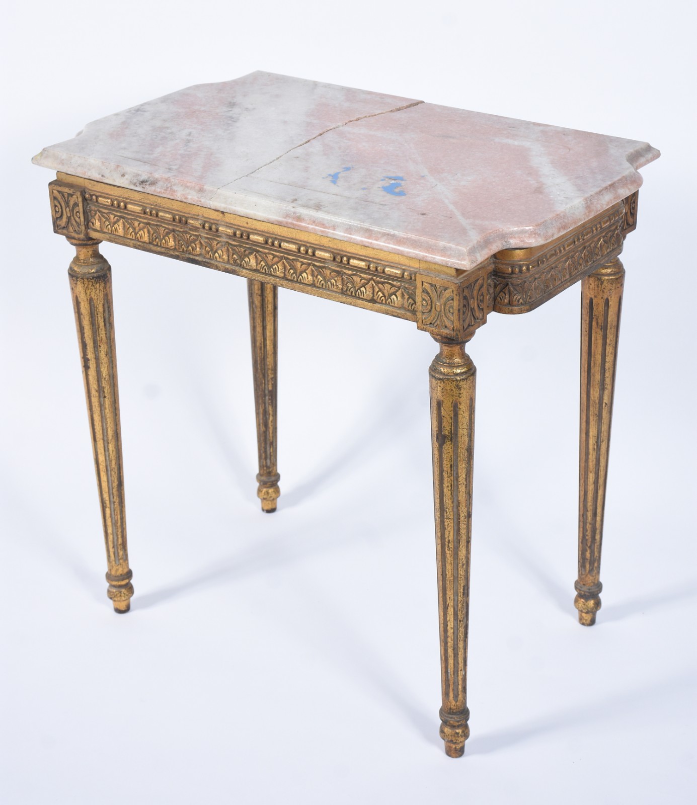 Mesa auxiliar de madeira nobre patinada de dourado, quatro pernas... - foto 1 de 8