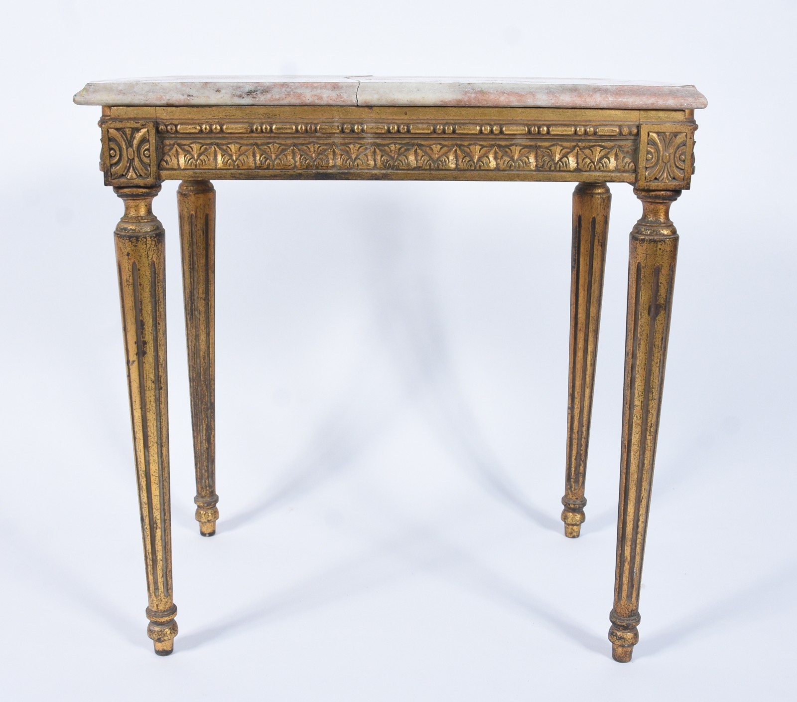 Mesa auxiliar de madeira nobre patinada de dourado, quatro pernas... - foto 2 de 8