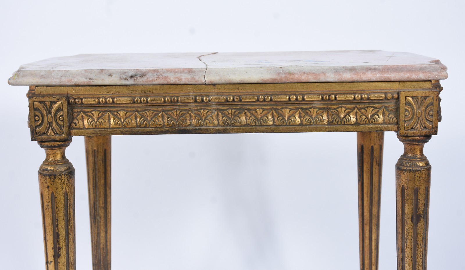 Mesa auxiliar de madeira nobre patinada de dourado, quatro pernas... - foto 3 de 8