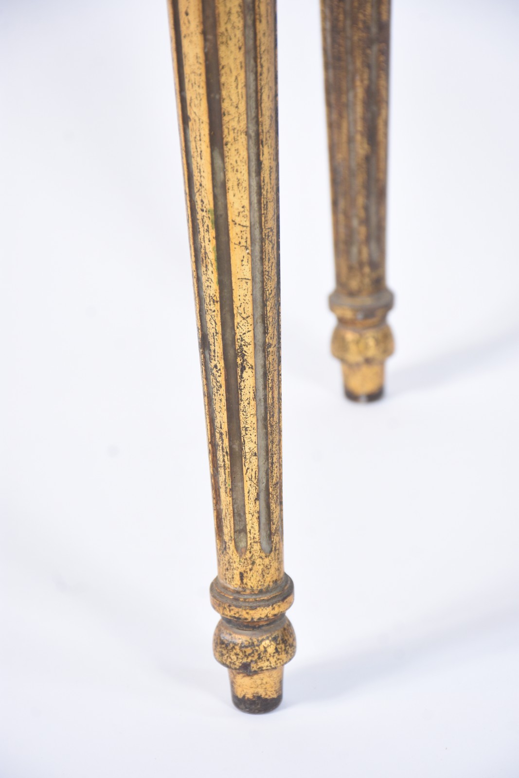 Mesa auxiliar de madeira nobre patinada de dourado, quatro pernas... - foto 4 de 8