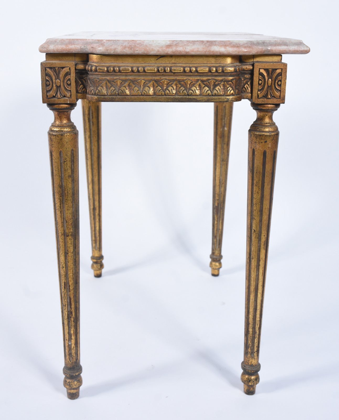 Mesa auxiliar de madeira nobre patinada de dourado, quatro pernas... - foto 5 de 8