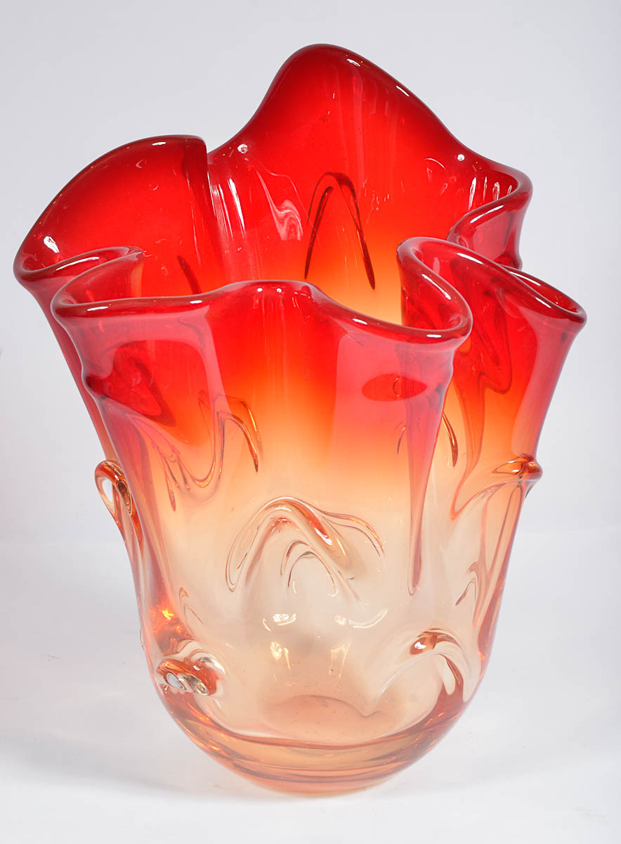 Vaso de murano na cor vermelho degrade c/ formato de lenço. Alt. 37...
