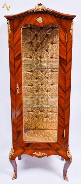 Vitrine estilo francês de madeira nobre, aplicações de bronze, fundo...