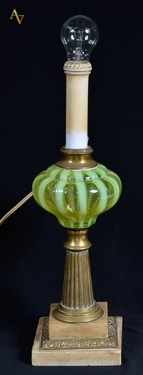 Abajur de bronze c/ overlay verde, alt.total 41 cm.
