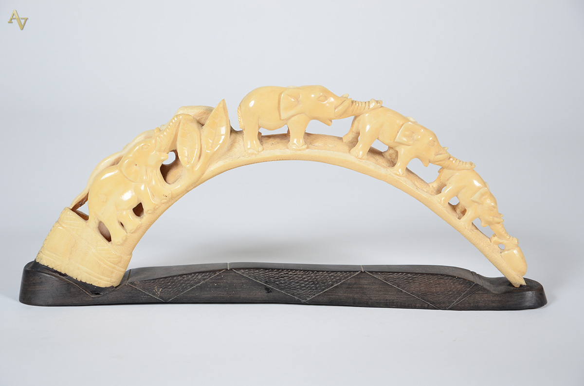Escultura de marfim representando ponte com elefantes. Comprimento 42... - foto 2 de 2