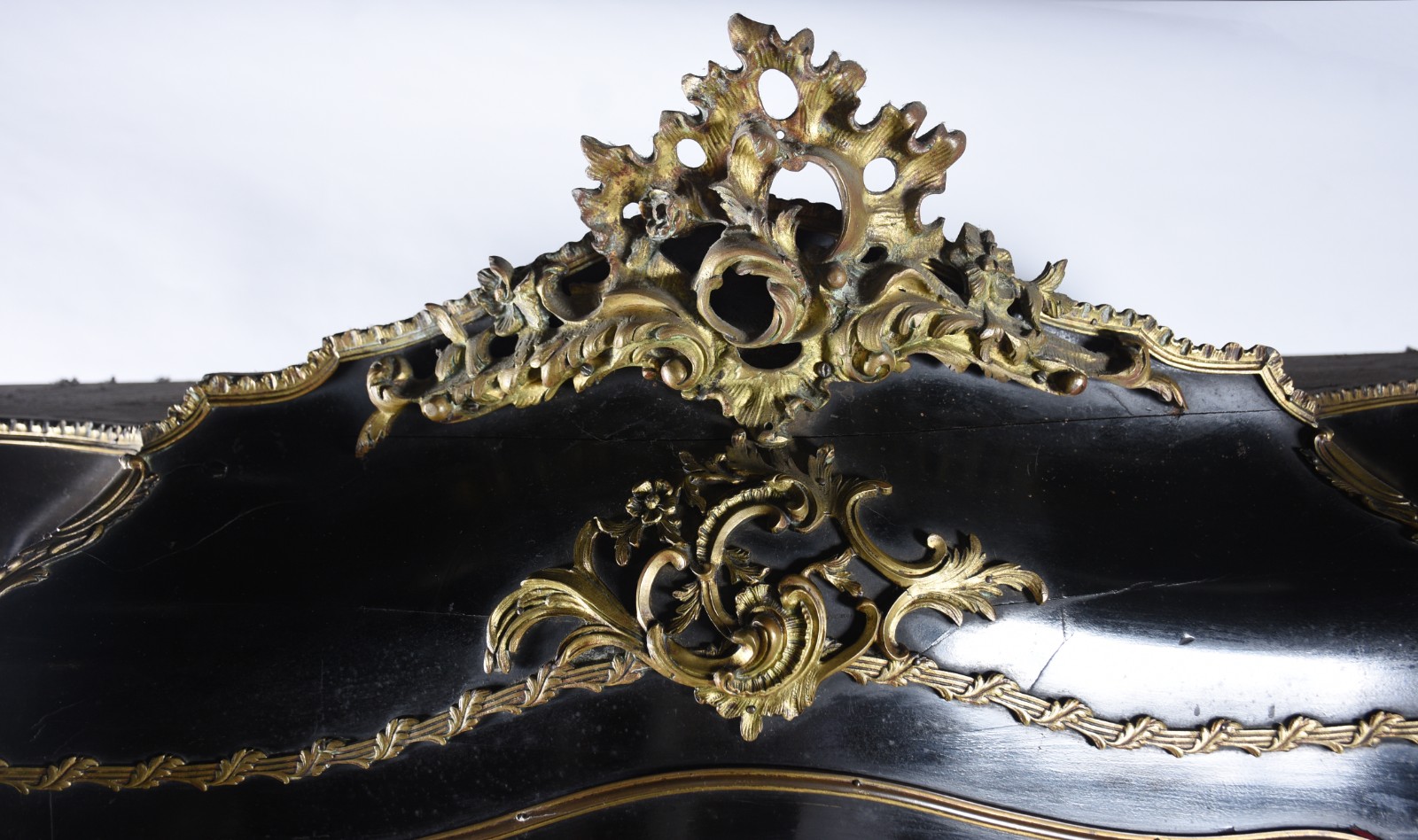 Vitrine de "boulle" feitio bombé, ricamente trabalhada, parte interna... - foto 4 de 9
