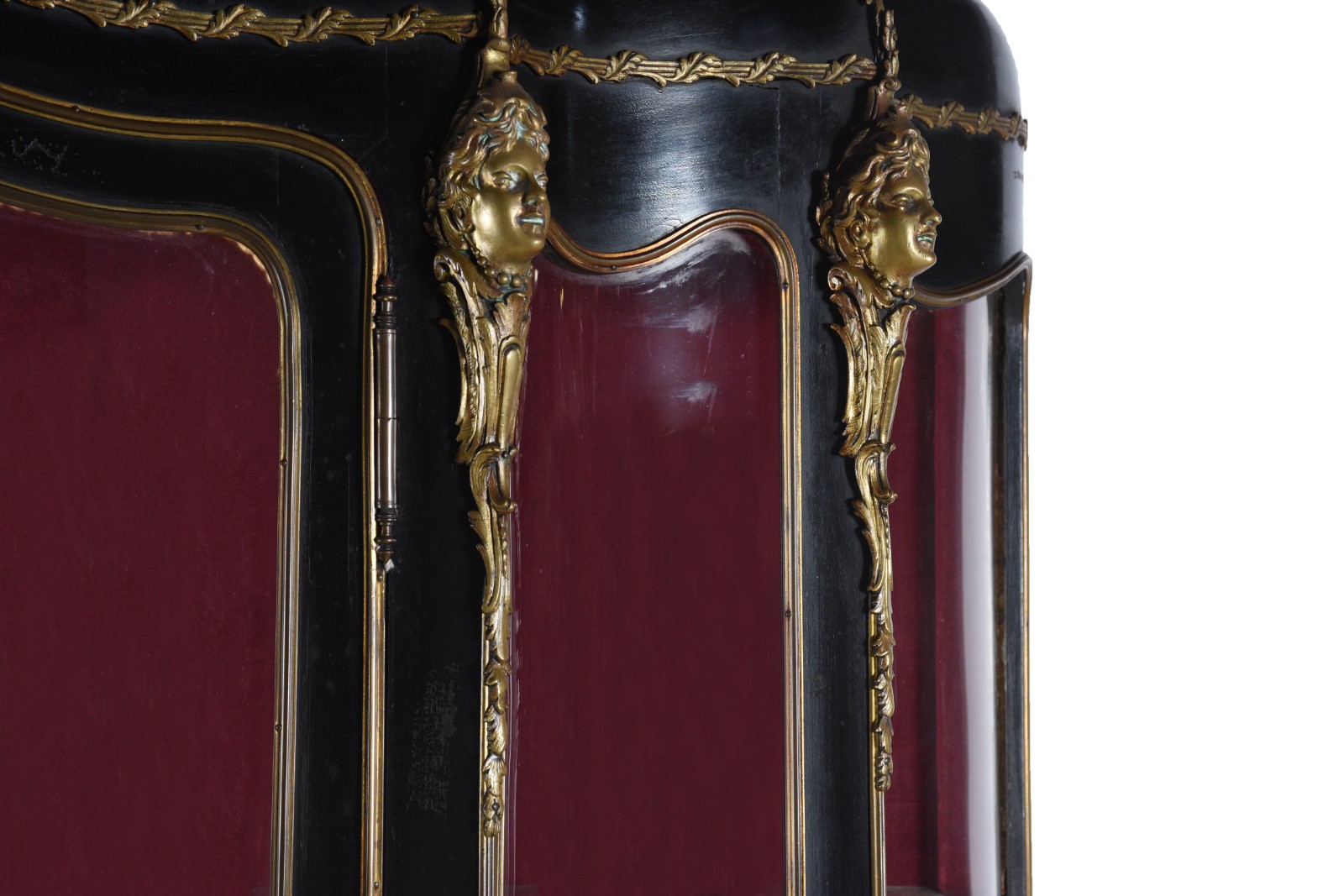 Vitrine de "boulle" feitio bombé, ricamente trabalhada, parte interna... - foto 5 de 9