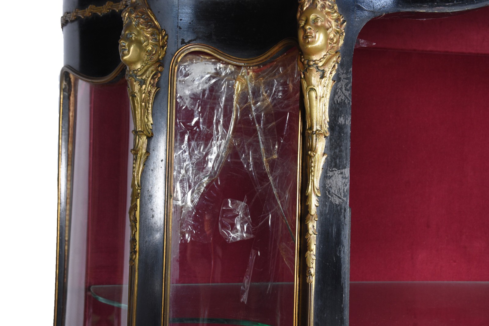 Vitrine de "boulle" feitio bombé, ricamente trabalhada, parte interna... - foto 8 de 9