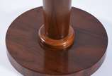 Mesa redonda de madeira nobre, apoio em coluna ... - Mesa redonda de madeira nobre, apoio em coluna central cilíndrica.