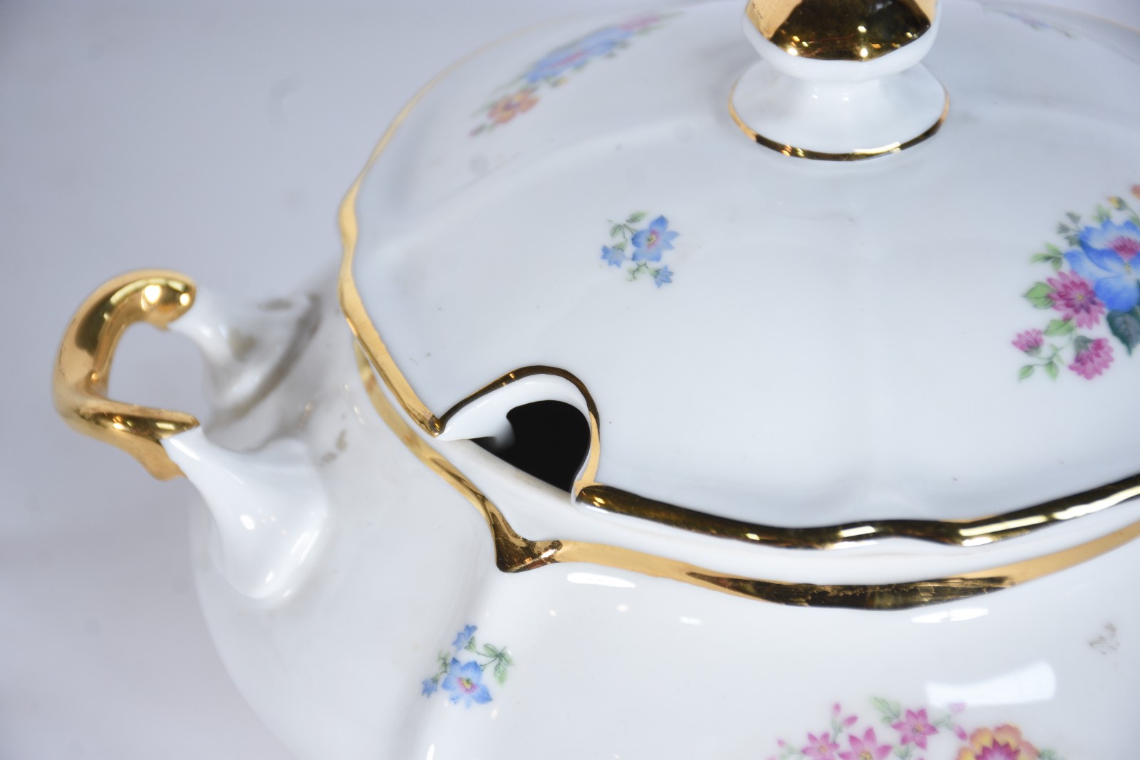 Aparelho de jantar de porcelana Mauá decorado com flores em... - foto 8 de 11