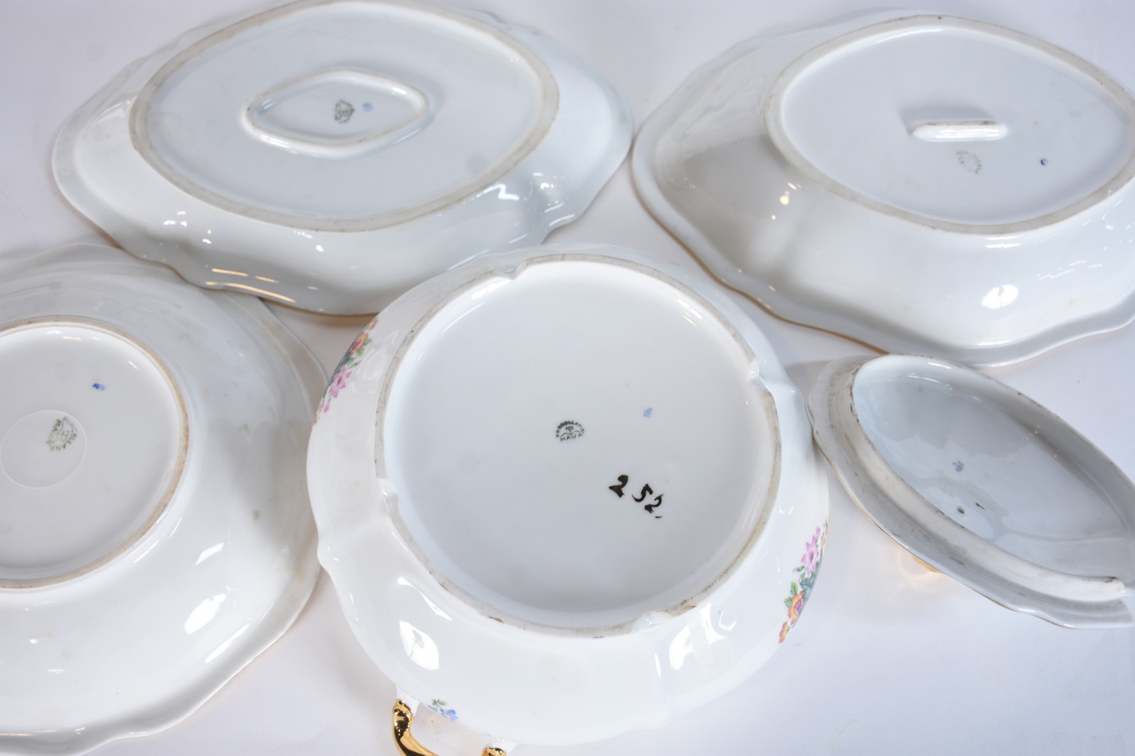 Aparelho de jantar de porcelana Mauá decorado com flores em... - foto 9 de 11