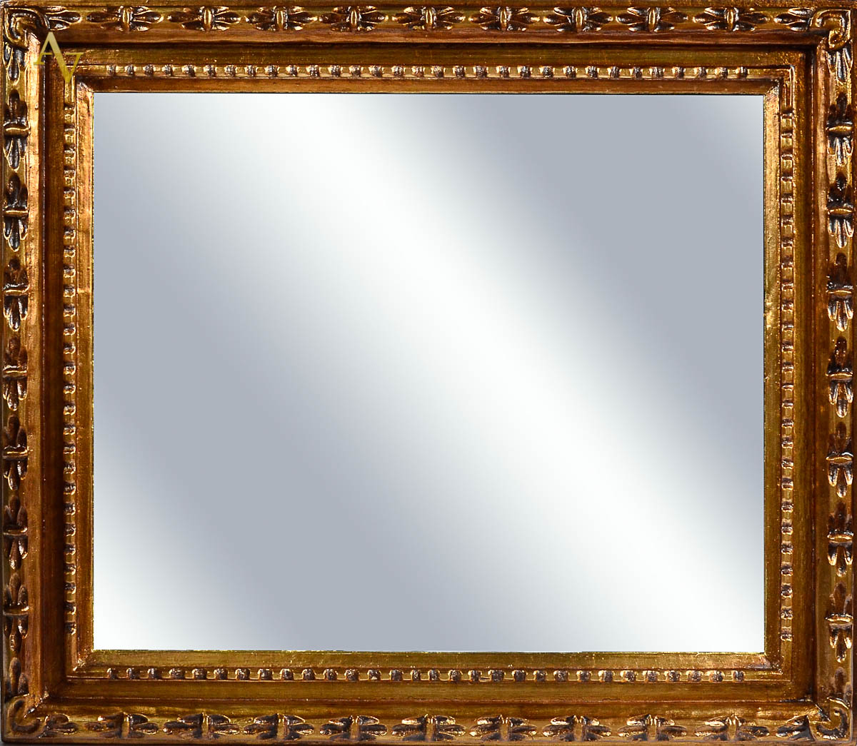 Espelho c/ moldura dourada. Med. 66 x 88.
