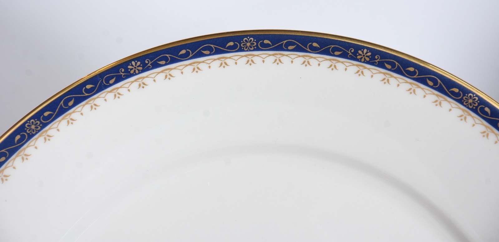 Aparelho de jantar de porcelana Noritake na cor offwhite com friso em... - foto 2 de 8