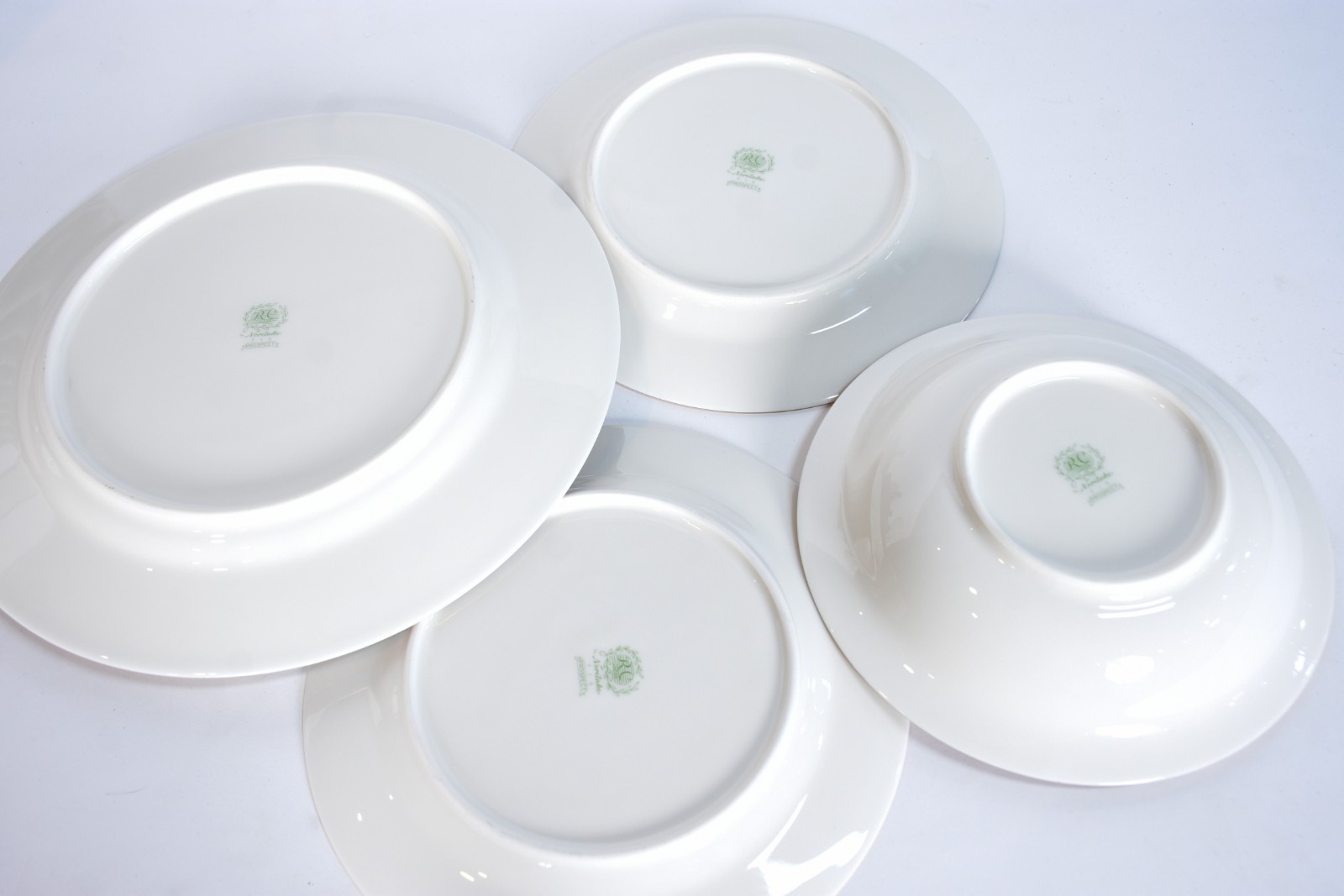 Aparelho de jantar de porcelana Noritake na cor offwhite com friso em... - foto 3 de 8