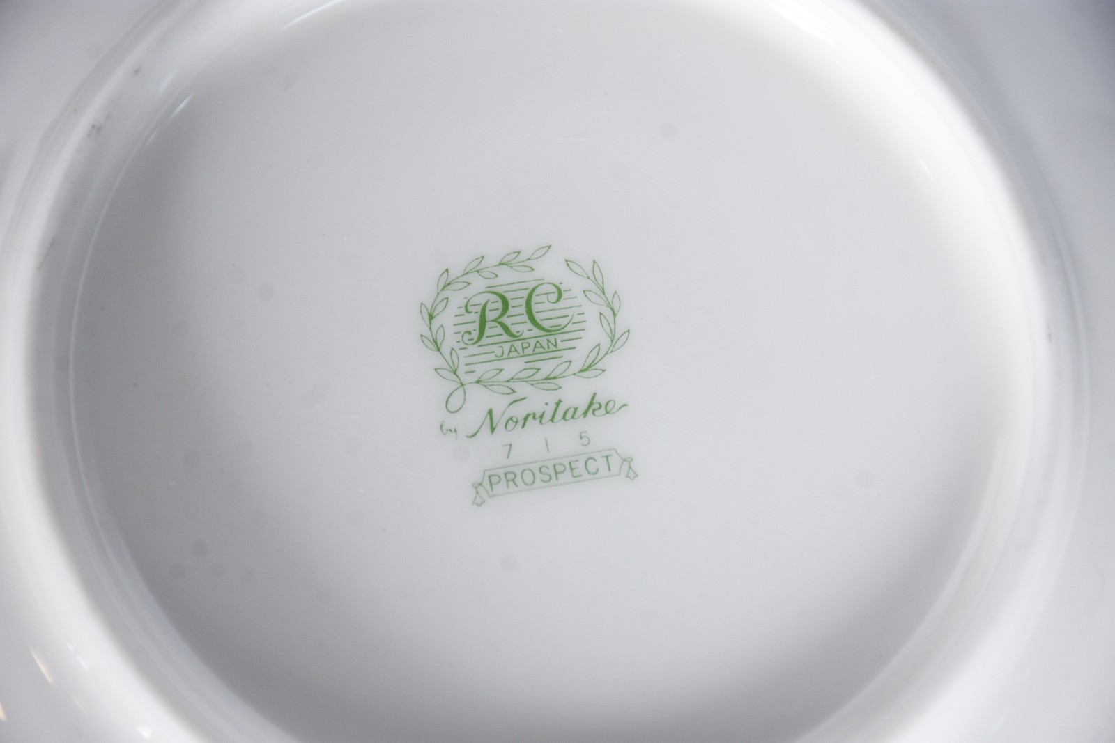 Aparelho de jantar de porcelana Noritake na cor offwhite com friso em... - foto 4 de 8