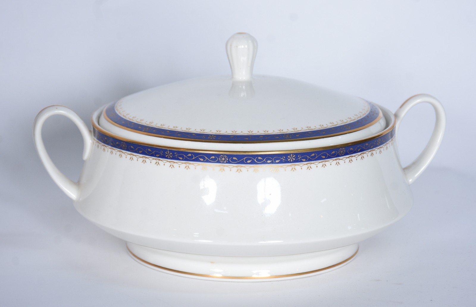 Aparelho de jantar de porcelana Noritake na cor offwhite com friso em... - foto 5 de 8