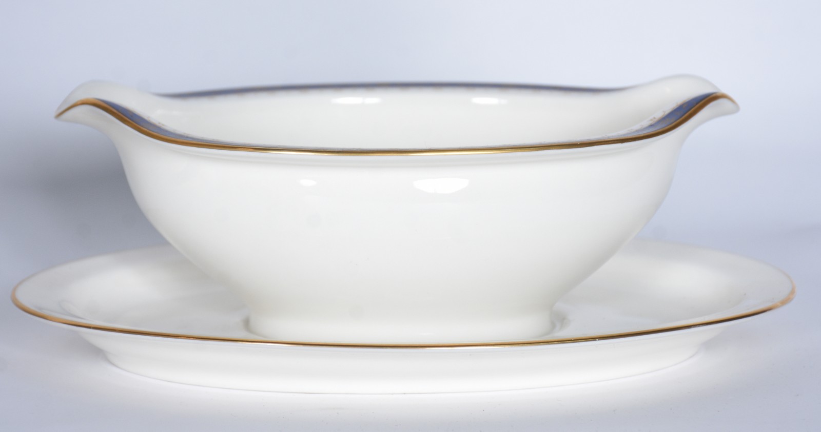Aparelho de jantar de porcelana Noritake na cor offwhite com friso em... - foto 6 de 8