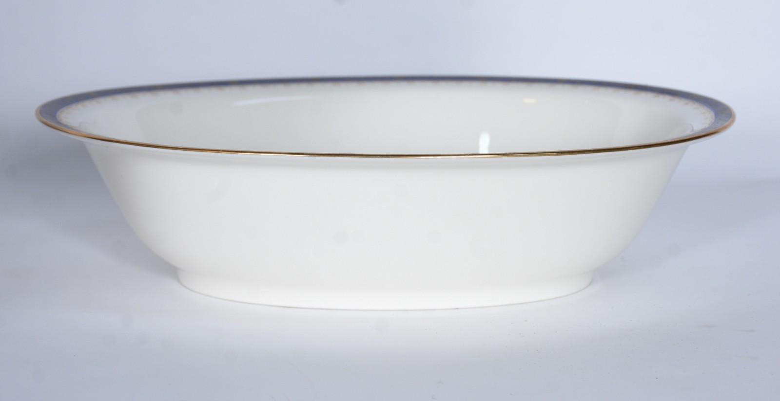 Aparelho de jantar de porcelana Noritake na cor offwhite com friso em... - foto 7 de 8