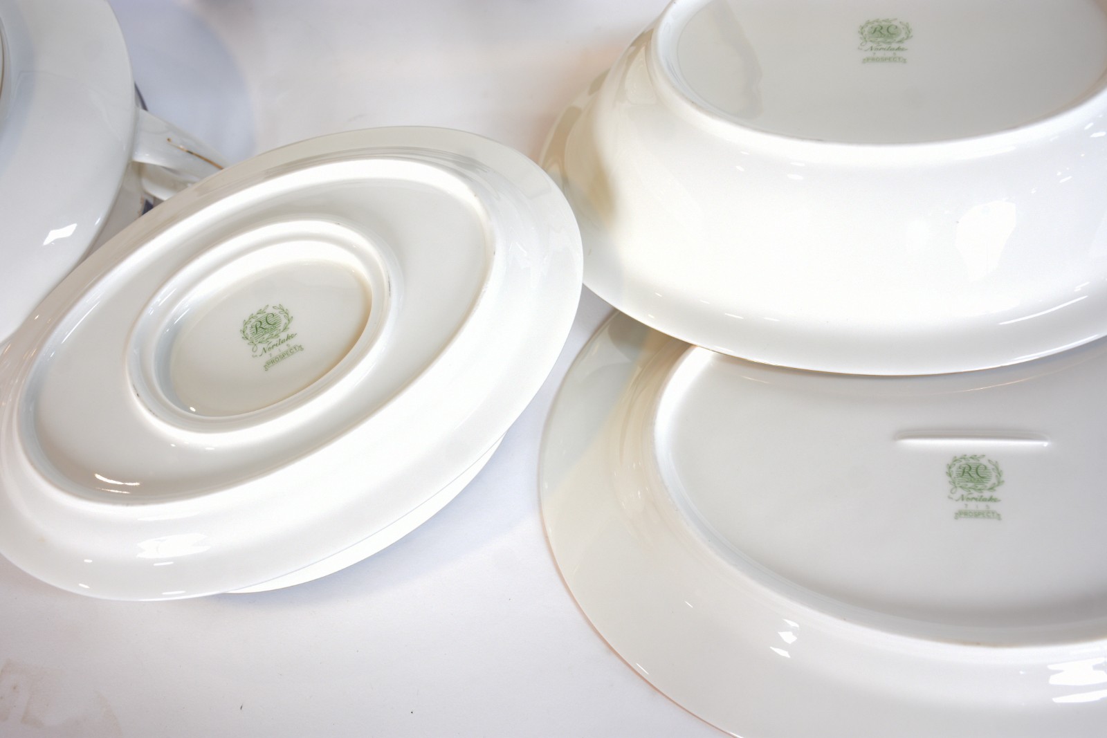 Aparelho de jantar de porcelana Noritake na cor offwhite com friso em... - foto 8 de 8