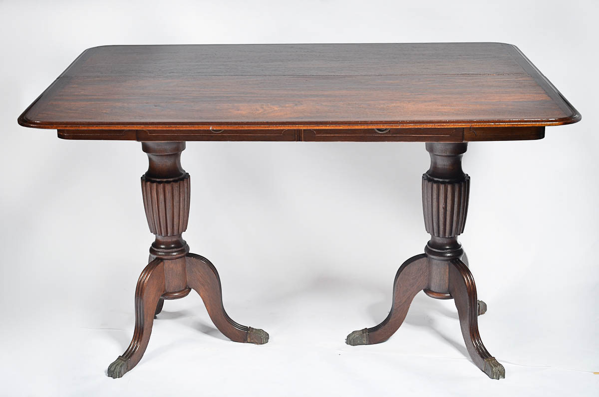 Mesa/ console estilo inglês de madeira nobre. Med.fechada 1,29 x 49... - foto 1 de 2