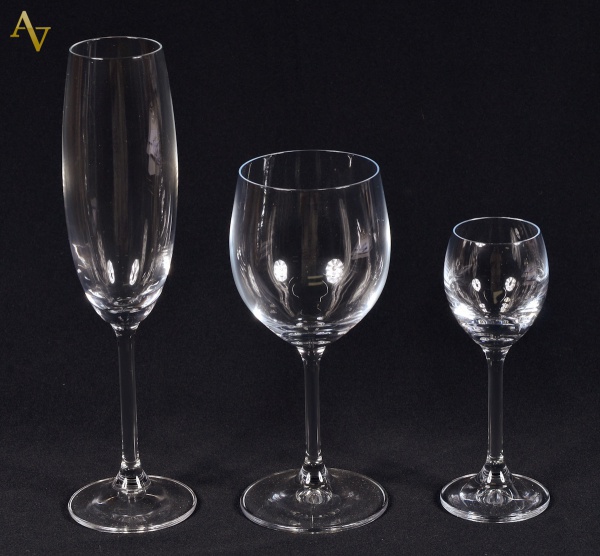 Conjunto de cristal comp.de 6 cálices p/ vinho; 6 flutes e 6 cálices...