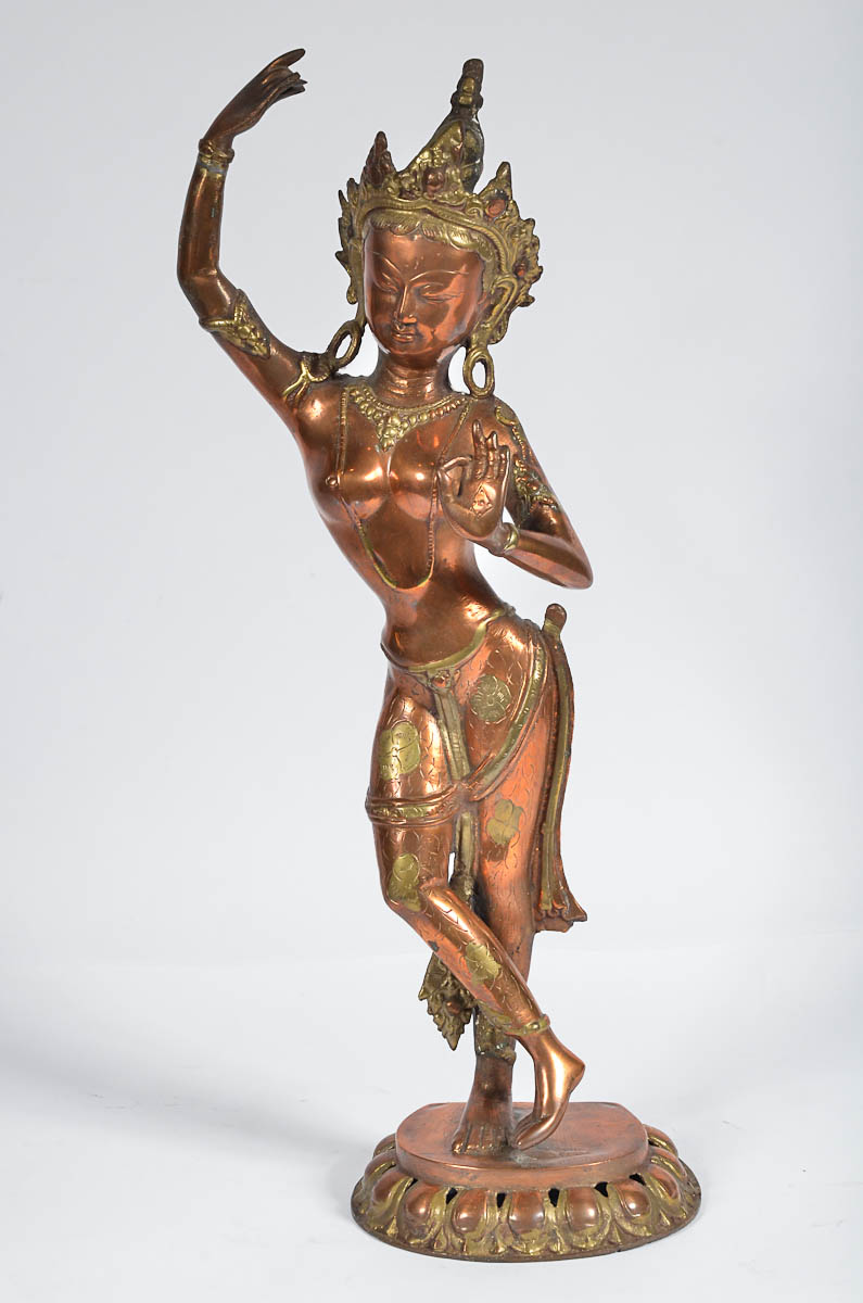 Deusa indiana em cobre. Alt. 55 cm.