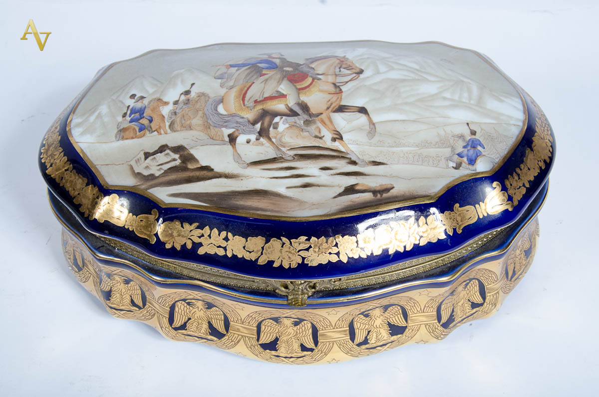 Porta jóias de porcelana européia na cor azul cobalto decorada com...