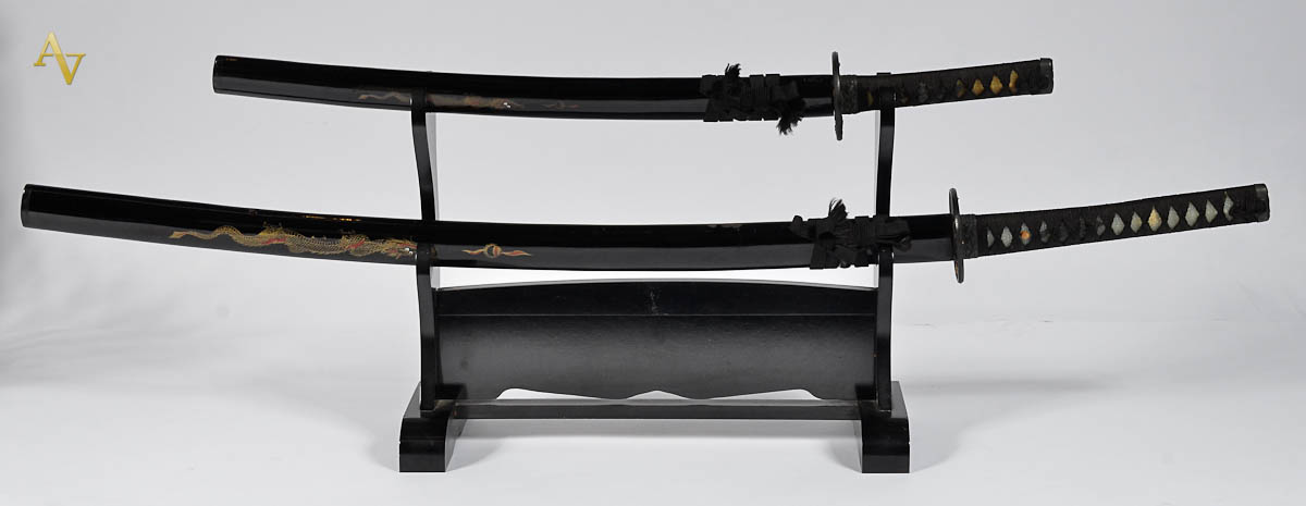 Duas espadas de samurai (comp. 69 cm e 1 m) c/ base de madeira ( alt...