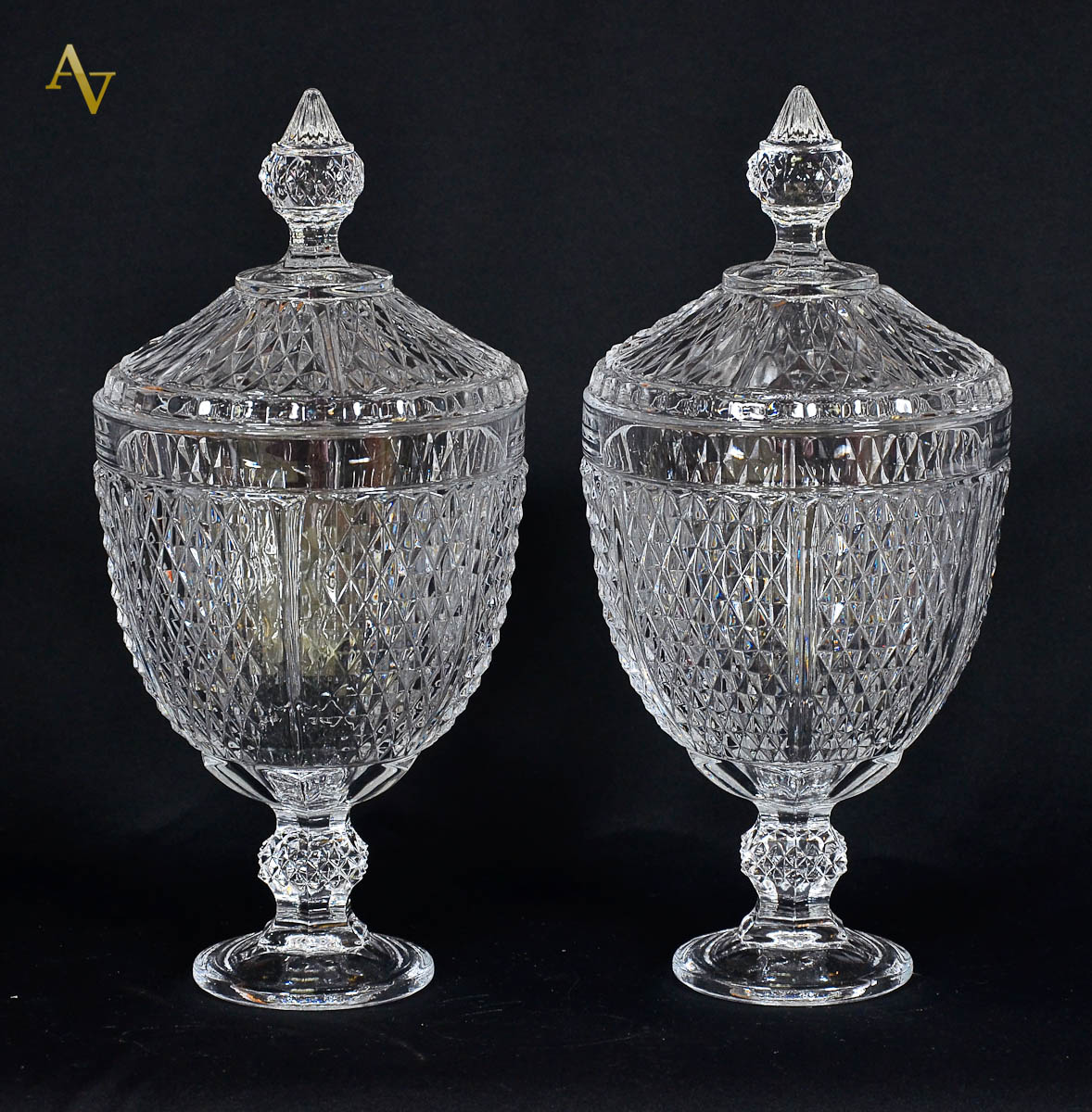 Par de compoteiras de cristal com lapidação bico de jaca. Alt. 33 cm...