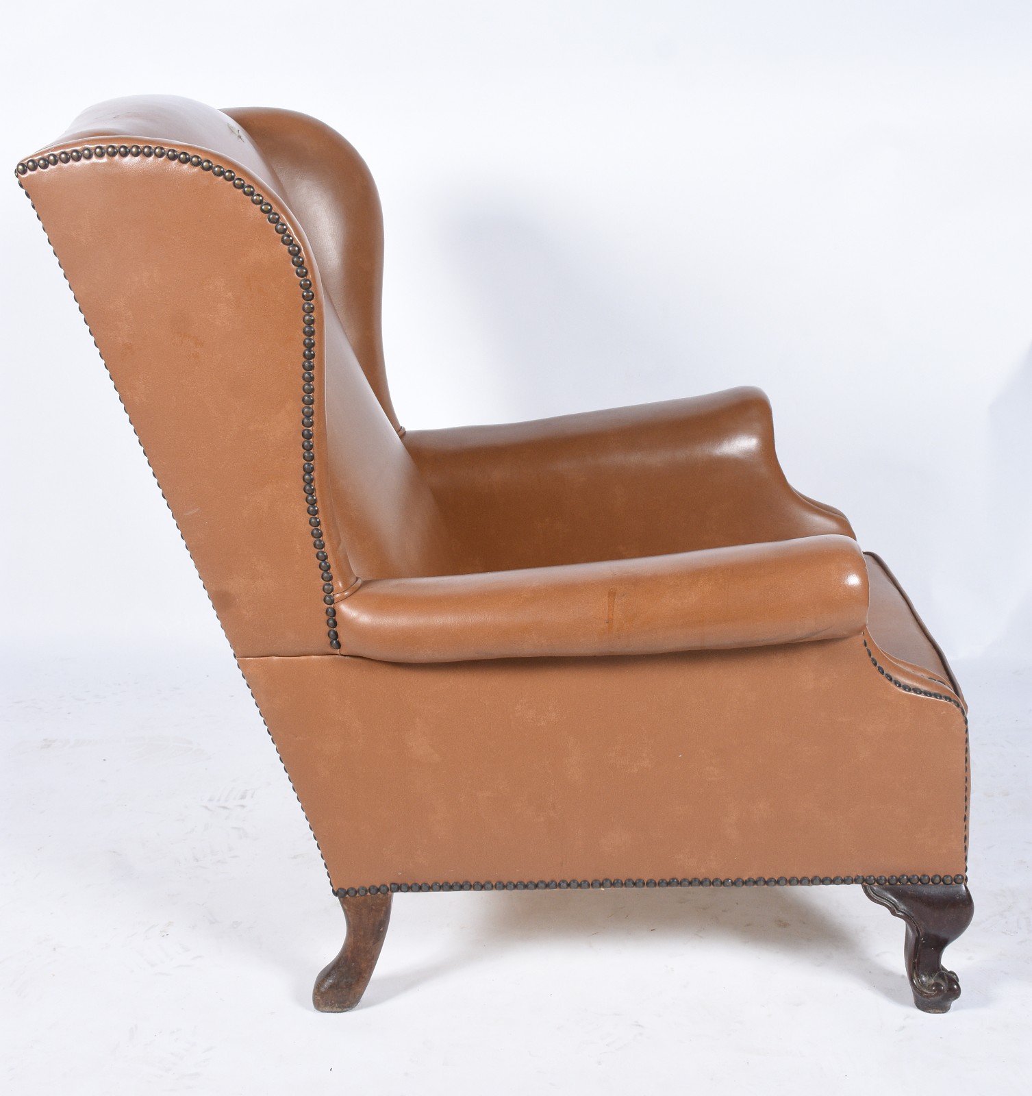 Bergere estofada e forrada de courino na cor caramelo (desgastes). - foto 4 de 8