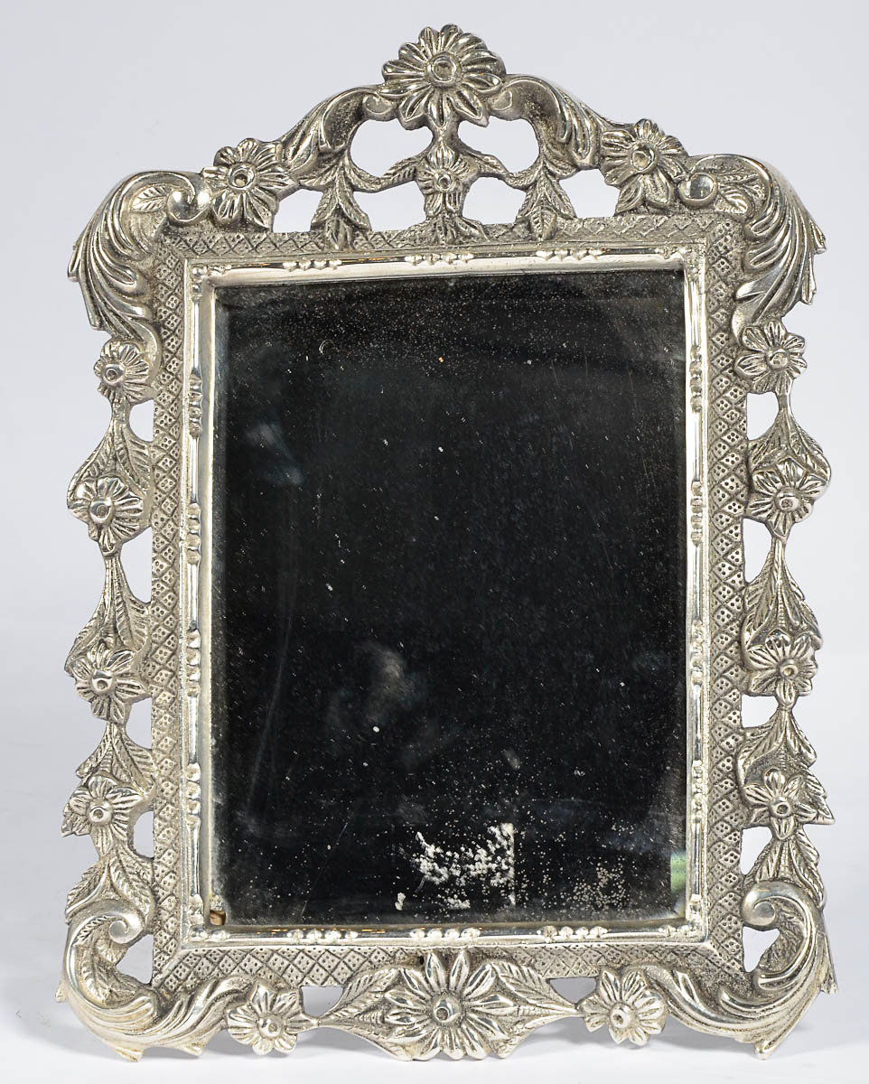 Espelho de mesa de cristal bisotado com moldura de metal prateado com...