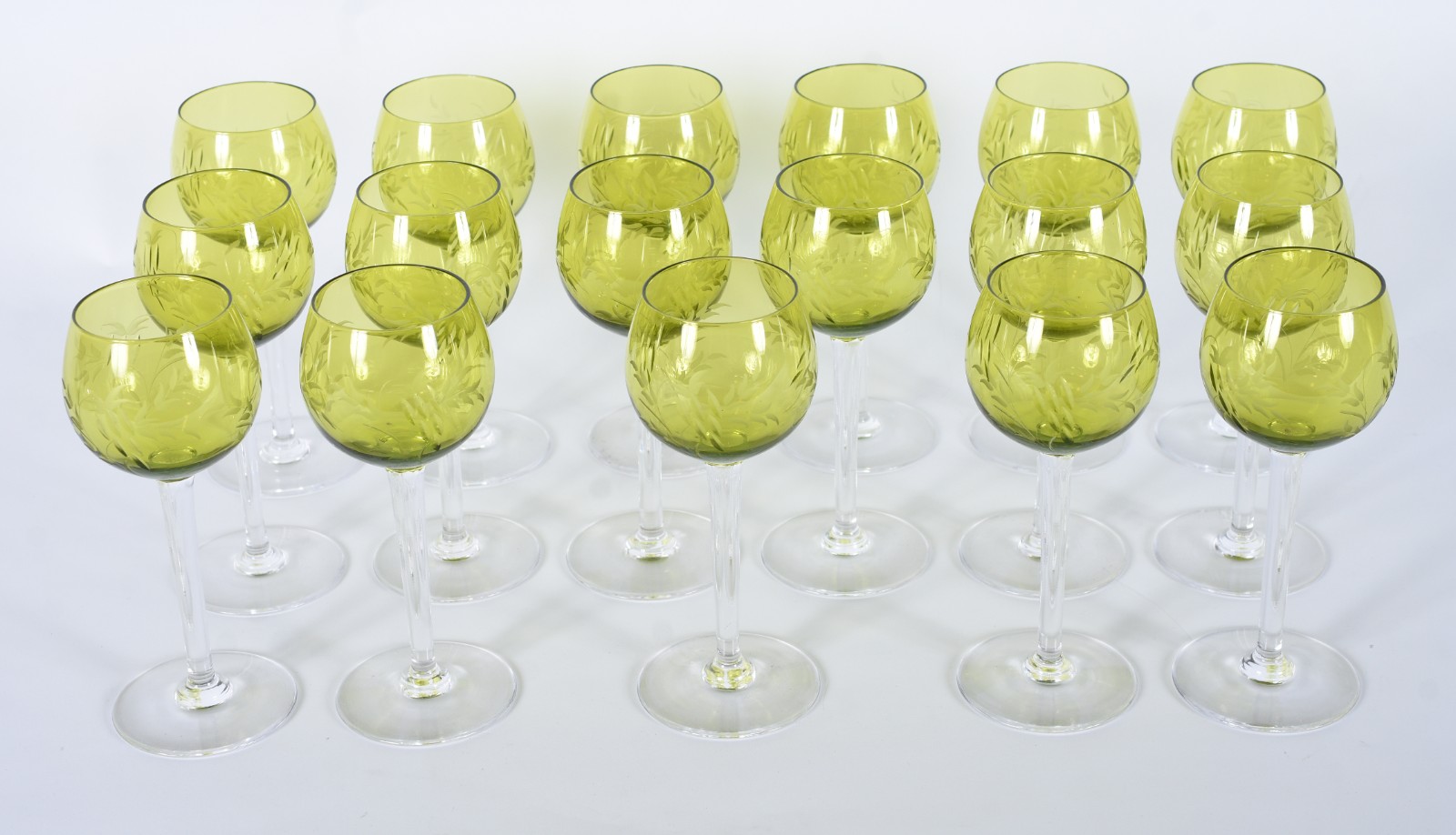 Conjunto com dezessete taças para vinho de cristal europeu na cor... - foto 2 de 5