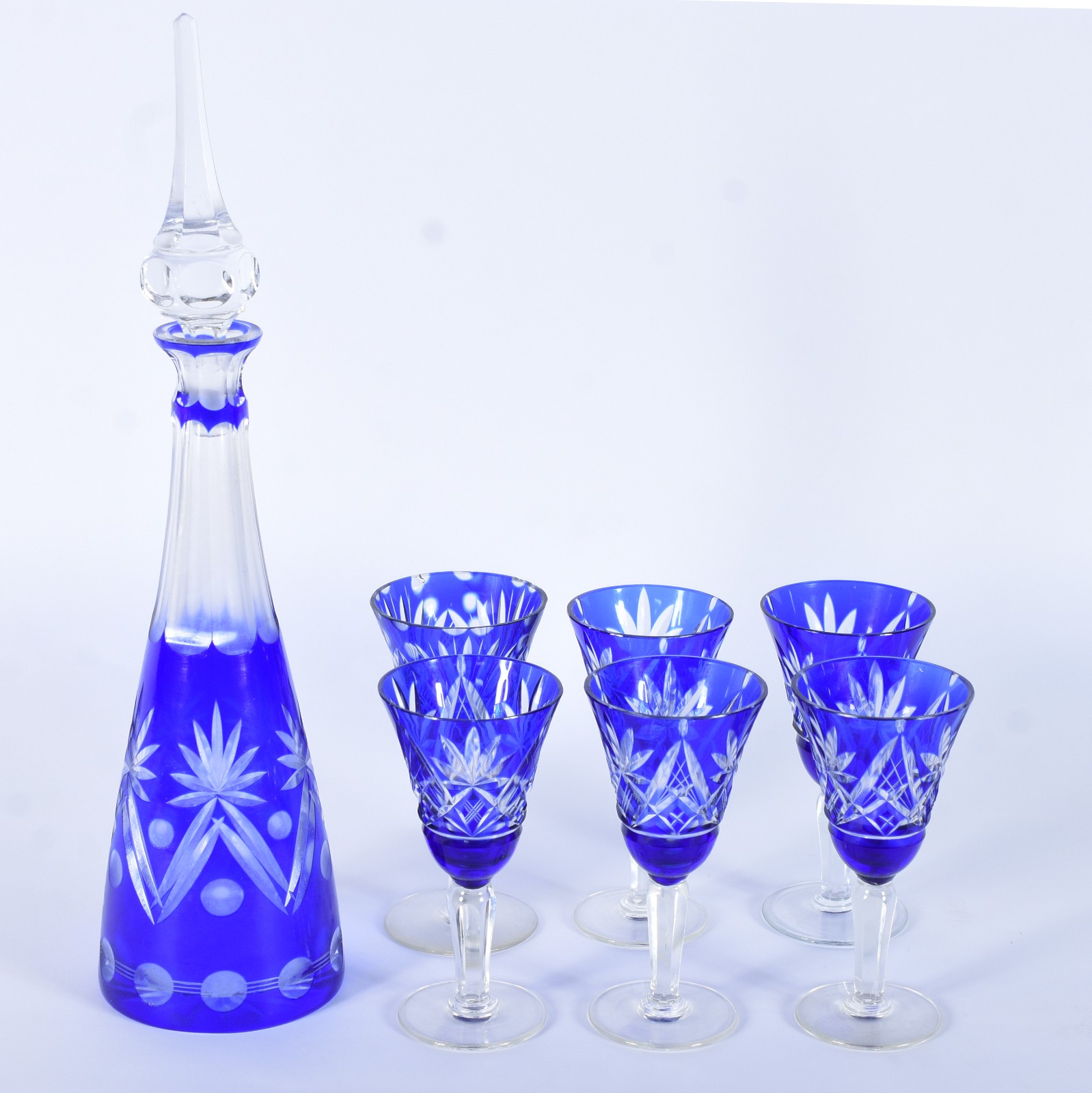 Conjunto composto de licoreira e 6 taças doublé azul lapidado... - foto 1 de 10