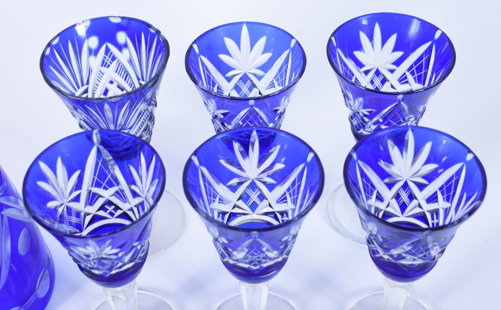 Conjunto composto de licoreira e 6 taças doublé azul lapidado... - foto 2 de 10