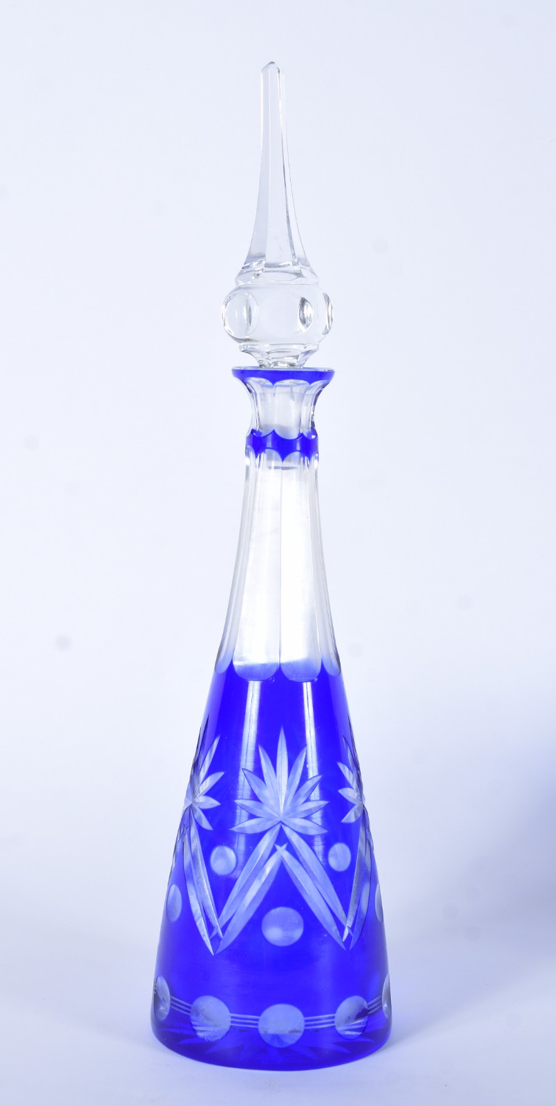 Conjunto composto de licoreira e 6 taças doublé azul lapidado... - foto 3 de 10