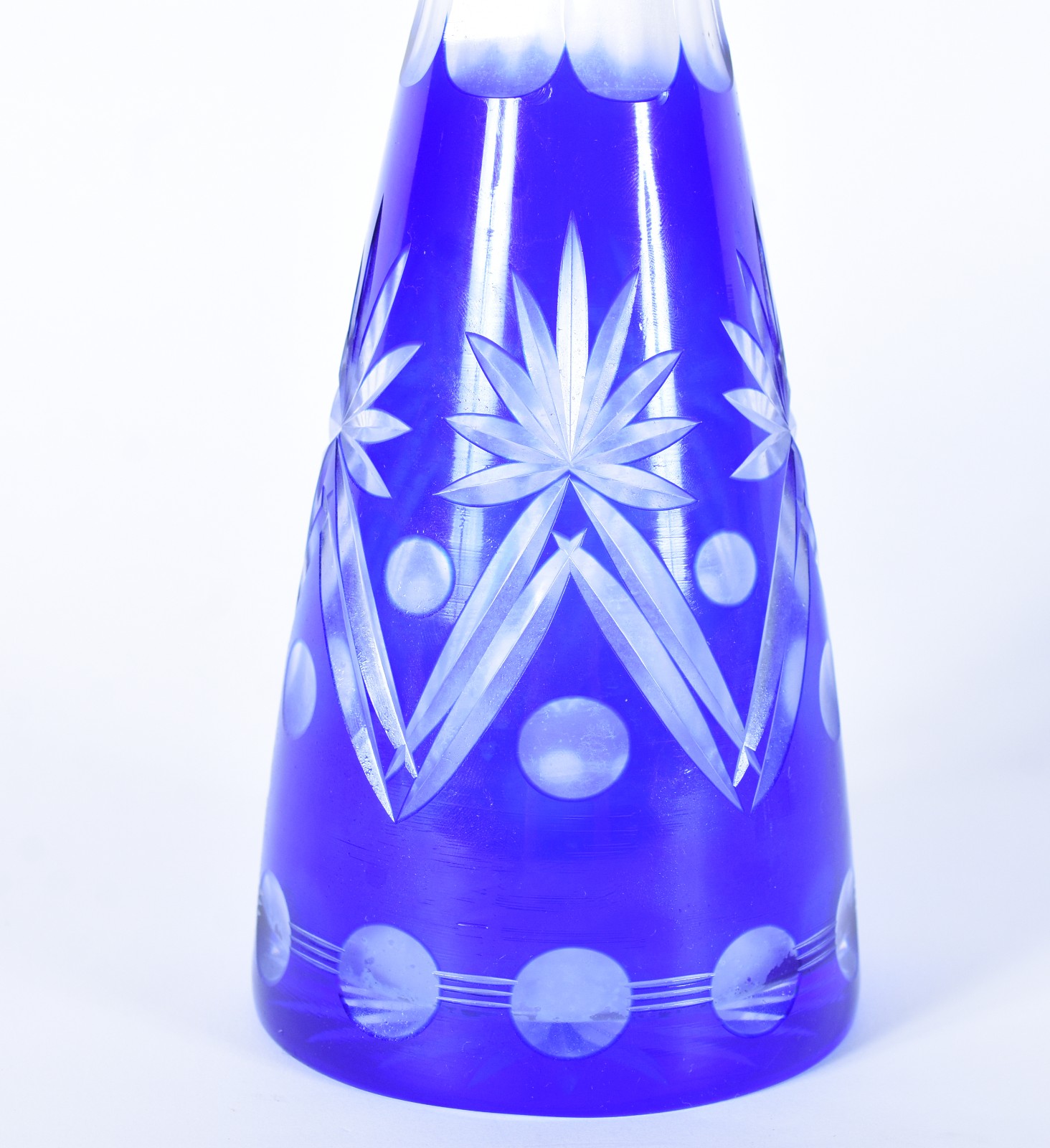 Conjunto composto de licoreira e 6 taças doublé azul lapidado... - foto 4 de 10