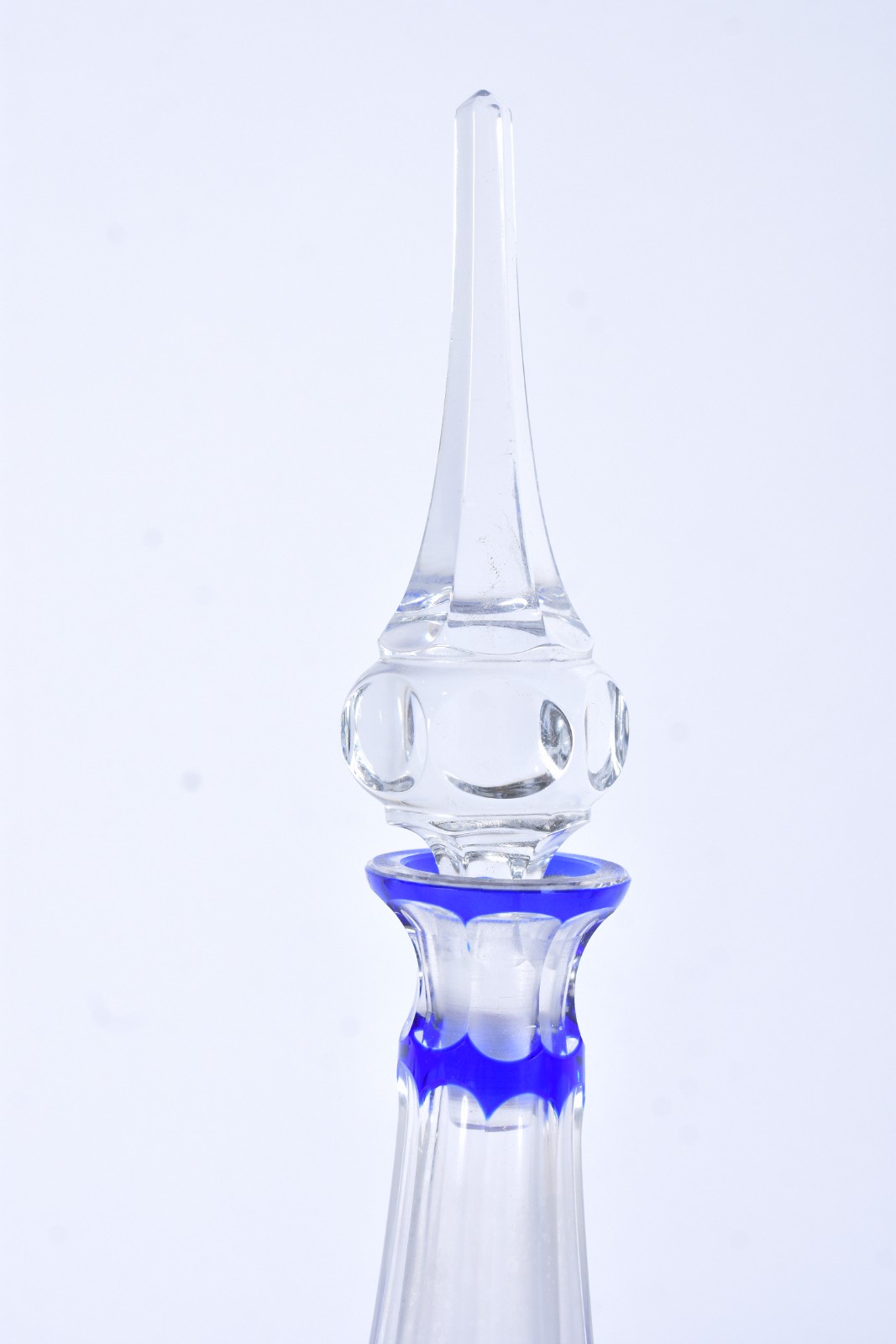 Conjunto composto de licoreira e 6 taças doublé azul lapidado... - foto 5 de 10