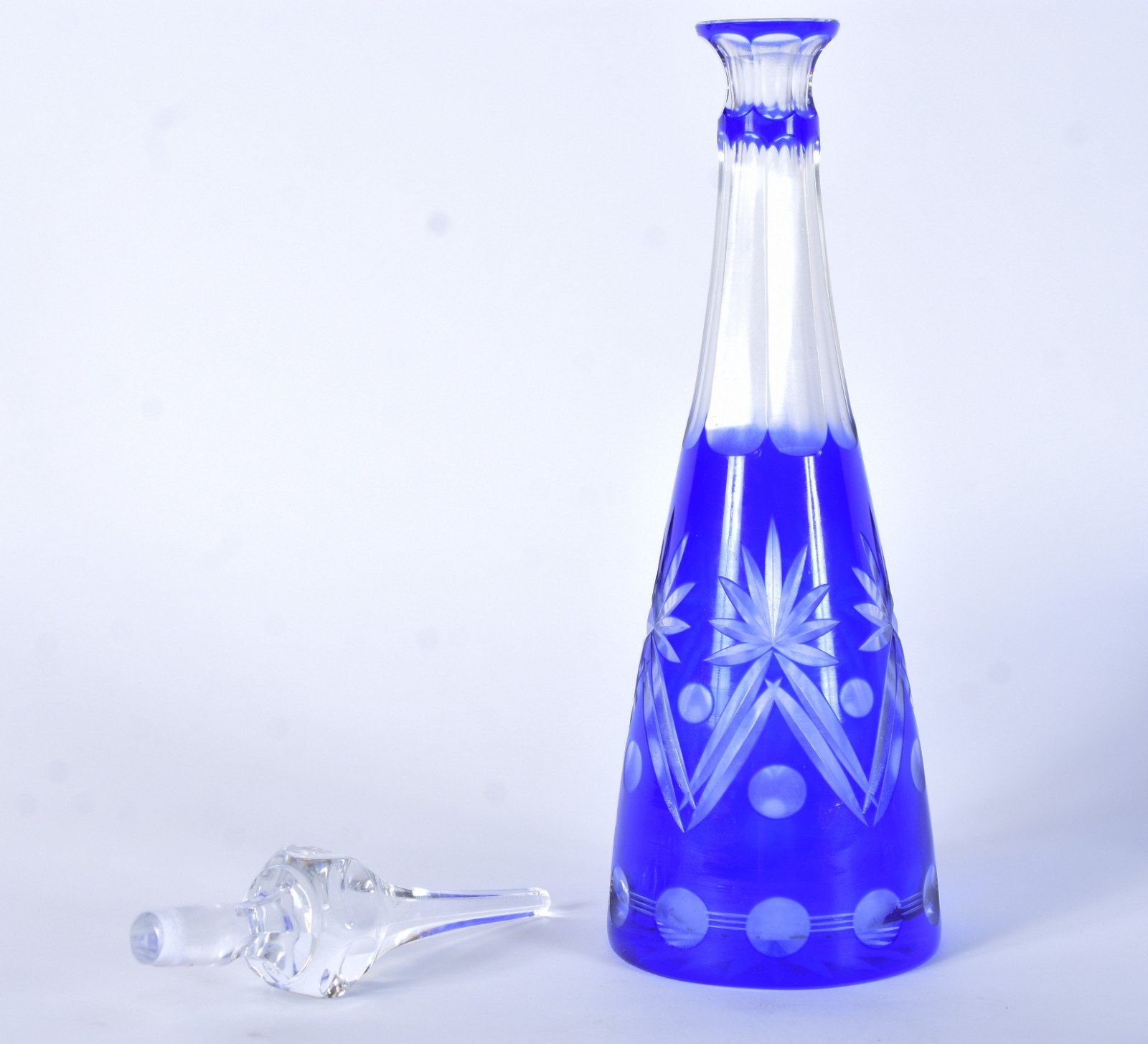 Conjunto composto de licoreira e 6 taças doublé azul lapidado... - foto 6 de 10