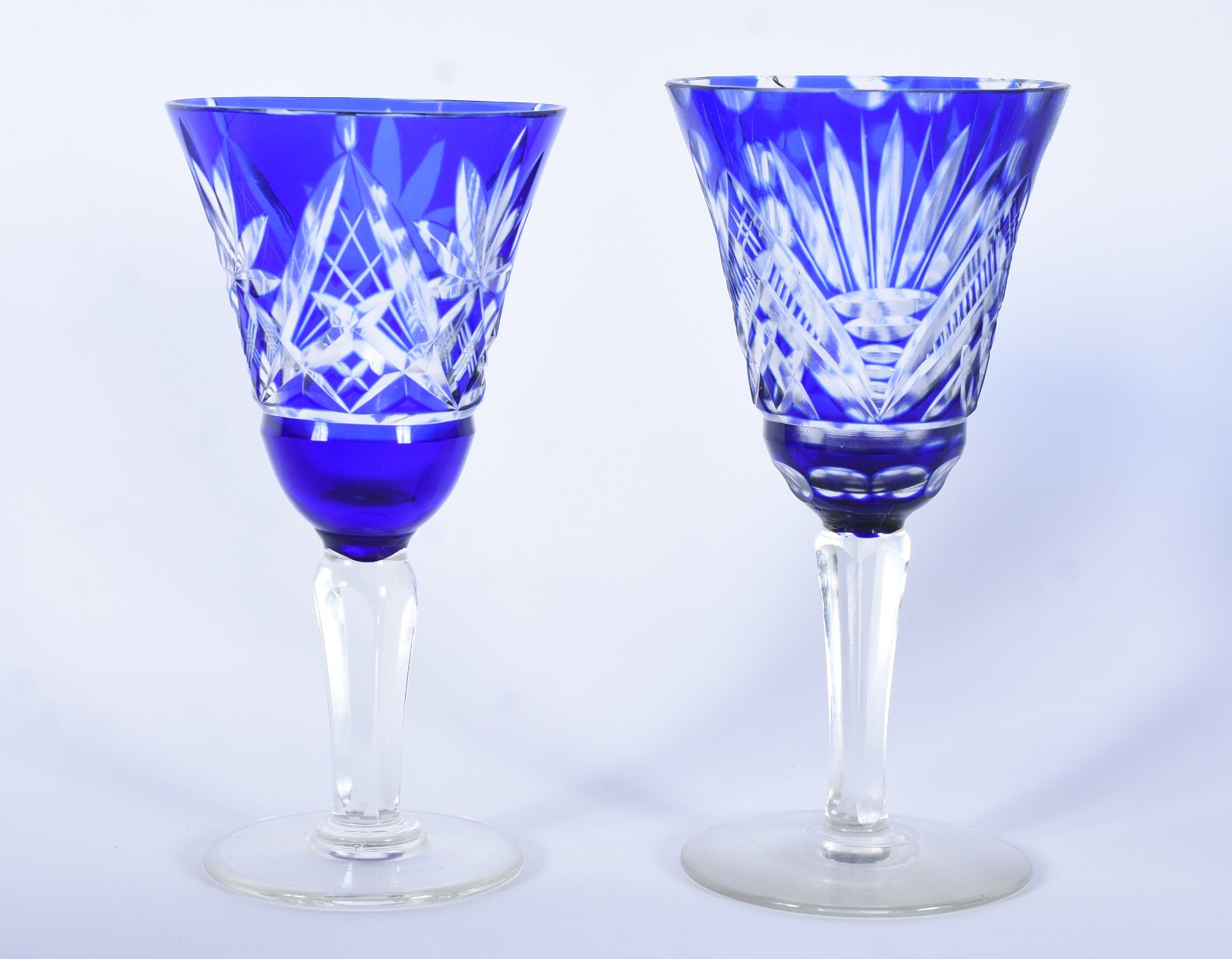 Conjunto composto de licoreira e 6 taças doublé azul lapidado... - foto 8 de 10